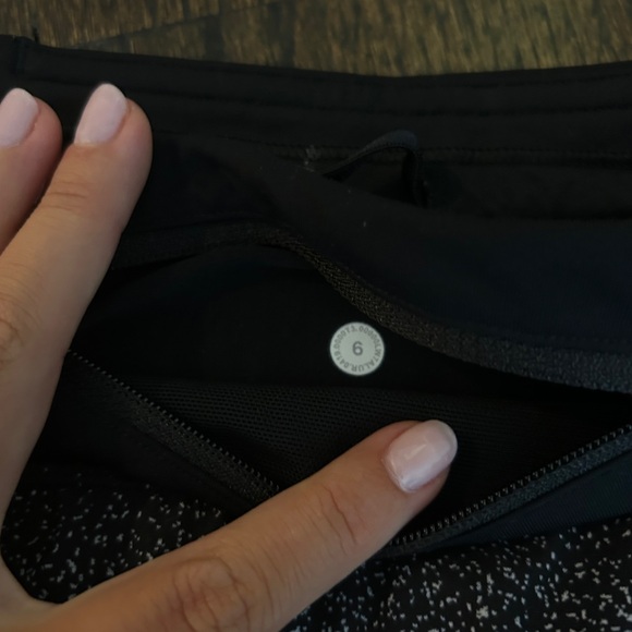 Lululemon shorts size 4 - Picture 2 of 3